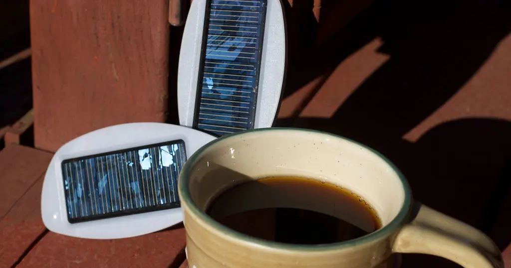 Discrétion et plan cul: une tasse de café et deux petits écrans posés sur une table en bois
