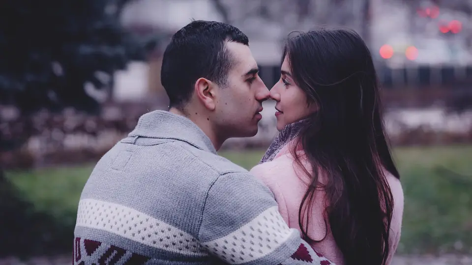 Rencontre plan cul à Bienne: un couple front contre front, prêt à s’embrasser