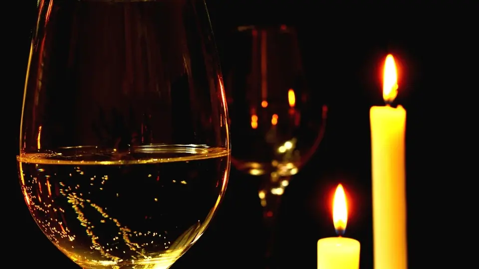 Rencontre plan cul à Châtel-Saint-Denis: un verre de vin et des bougies pour une soirée à deux