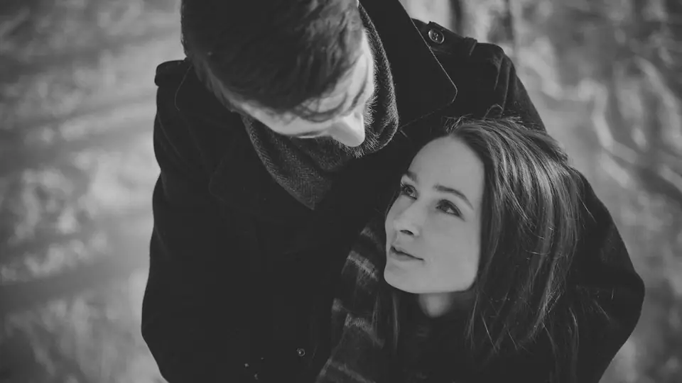 Rencontre plan cul à Delémont: un couple enlacé en noir et blanc