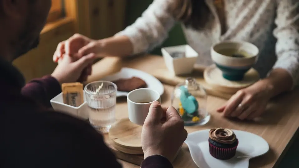 Rencontre plan cul à Estavayer: des mains qui se frôlent lors d’un dîner à deux