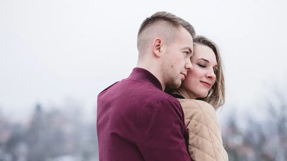 Rencontre plan cul à Gland: un couple enlacé au regard complice