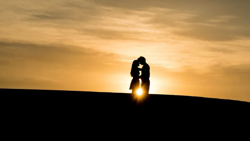 Rencontre plan cul dans le Jura: un baiser en silhouette au soleil couchant