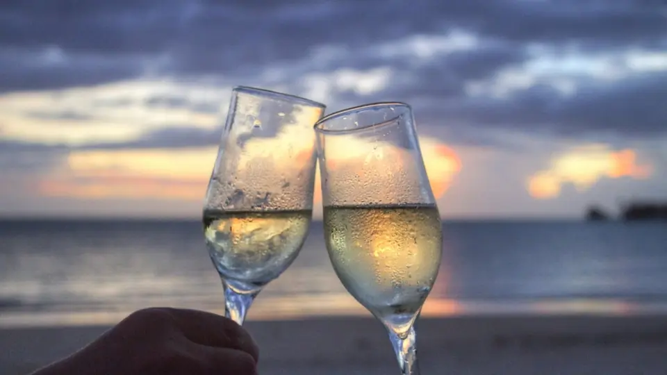 Rencontre plan cul à Lancy: deux coupes de champagne qui trinquent au coucher du soleil