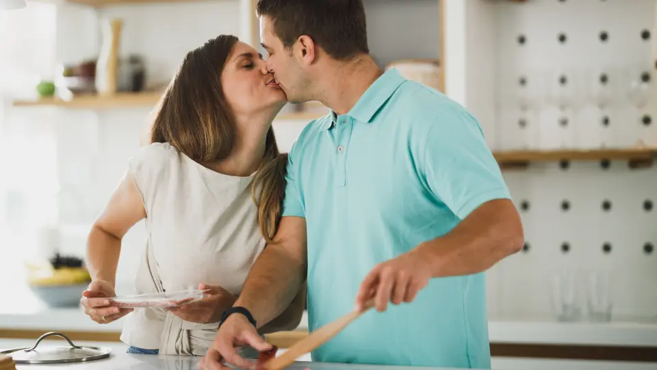 Rencontre plan cul à Le Locle: un couple qui s’embrasse en cuisinant