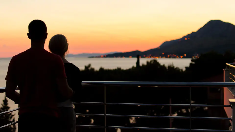 Rencontre plan cul à Martigny: un couple qui admire le lac à la tombée du jour