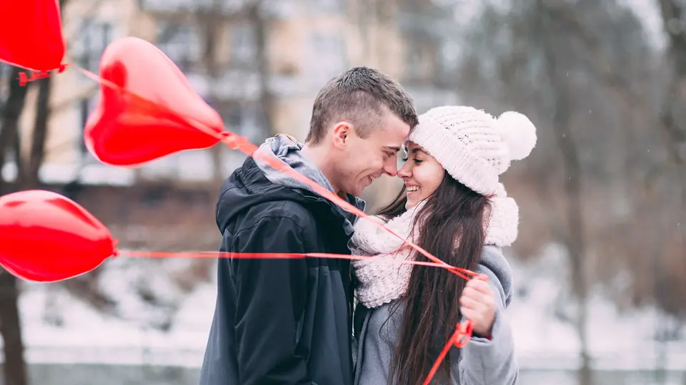 Rencontre plan cul à Monthey: un couple qui s’embrasse avec des ballons en forme de cœur