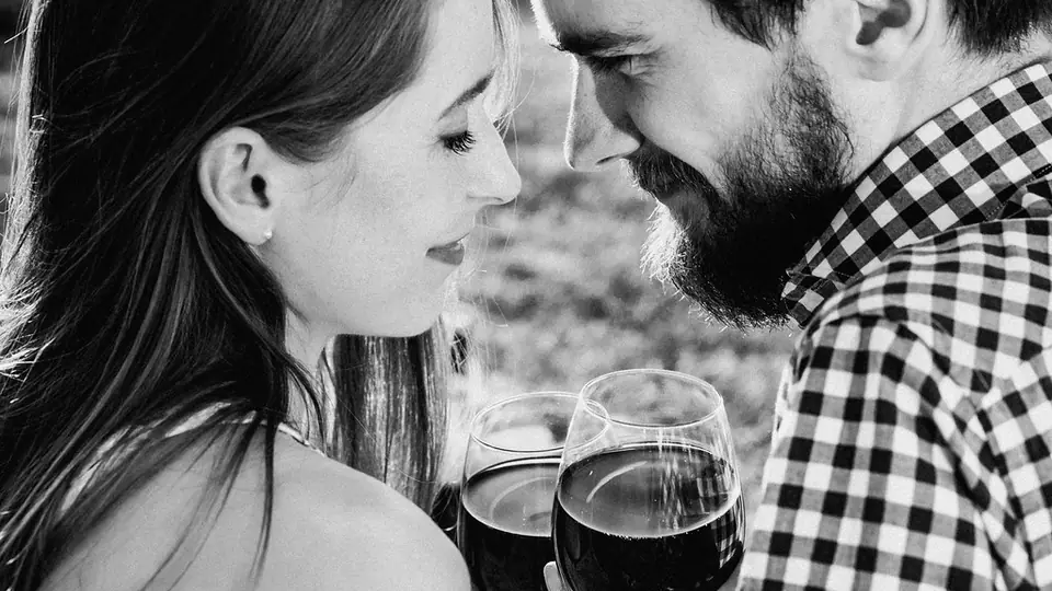 Rencontre plan cul à Montreux: un couple complice qui partage un verre