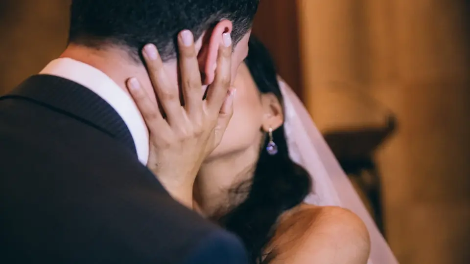 Rencontre plan cul à Neuchâtel: un baiser passionné, une main sur la joue