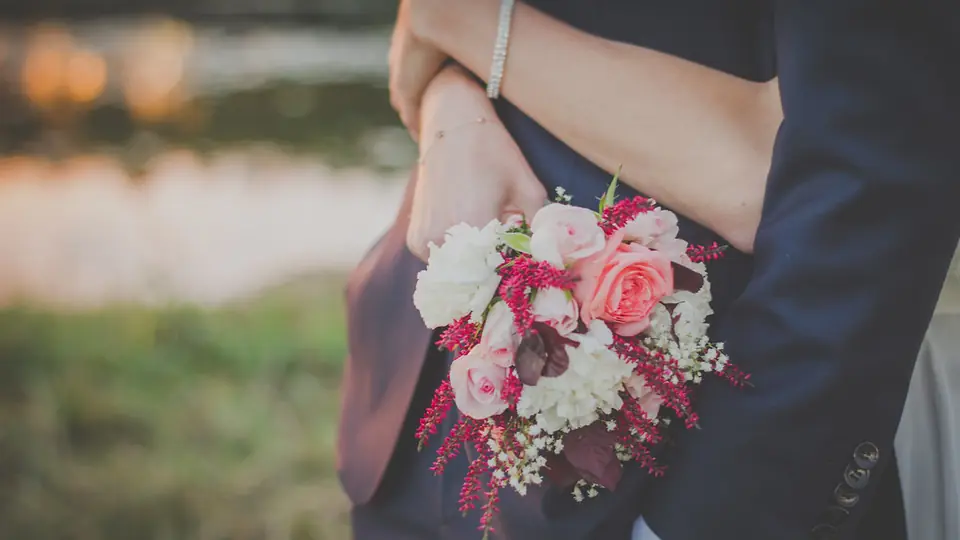 Rencontre plan cul à Nyon: l’étreinte d’un couple, un bouquet de roses à la main