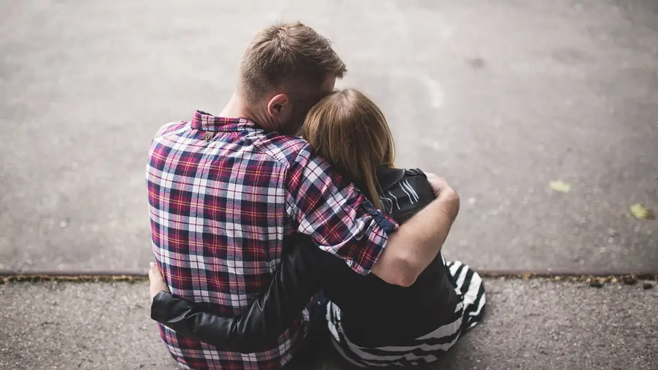 Rencontre plan cul à Payerne: un couple assis et enlacé dans la rue