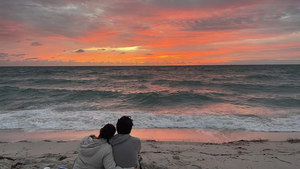 Rencontre plan cul à Porrentruy: un couple blotti sur la plage face à la mer au crépuscule