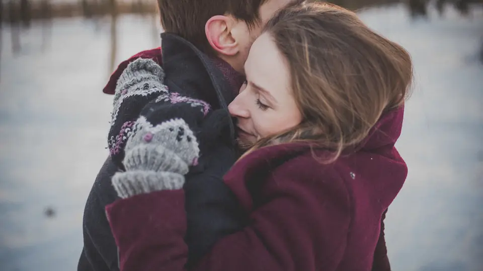 Rencontre plan cul à Pully: un couple tendrement enlacé en hiver