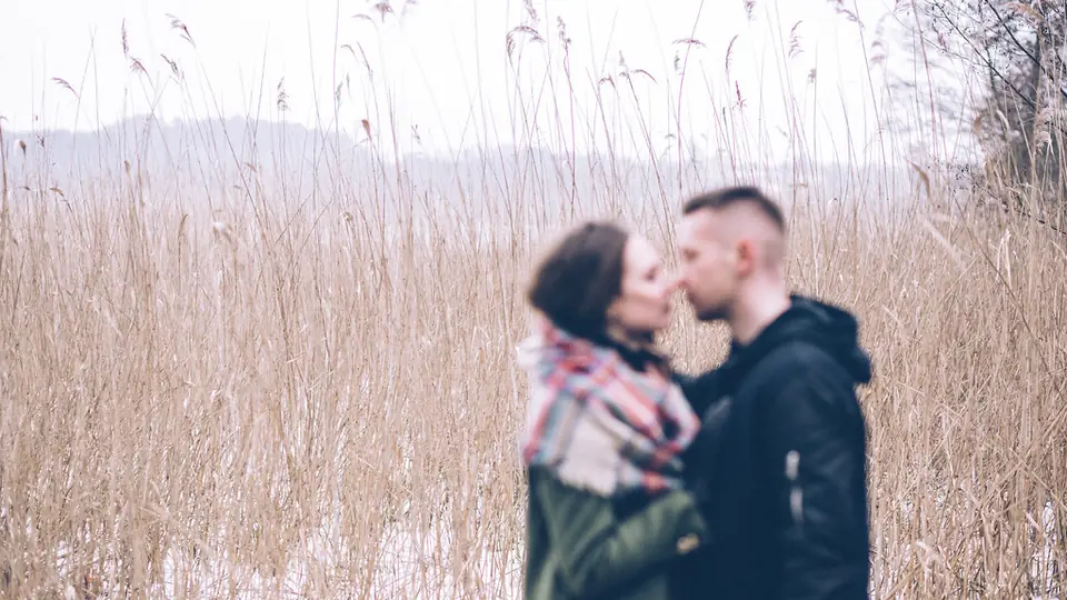 Rencontre plan cul à Sierre: le baiser d’un couple dans les roseaux