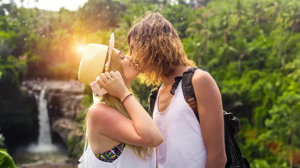 Rencontre plan cul à Vernier: le baiser d’un couple devant une cascade