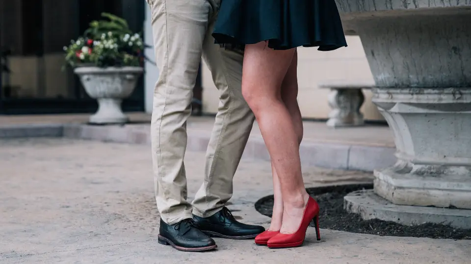 Rencontre plan cul à Vevey: les jambes d’un couple et des escarpins rouges, un rendez-vous galant