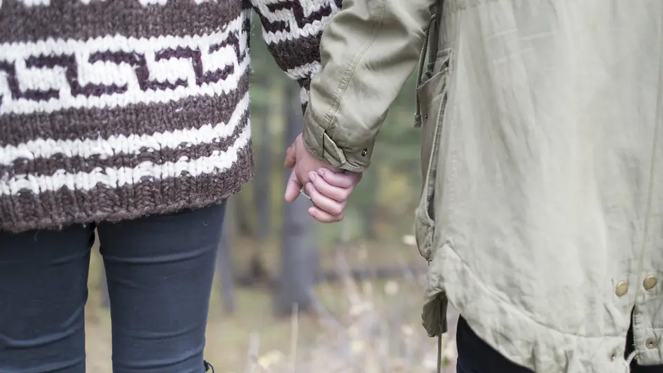 Rencontre plan cul à Villars-sur-Glâne: un couple main dans la main