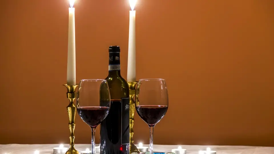 Rencontre plan cul à Yverdon: un dîner aux chandelles avec du vin rouge