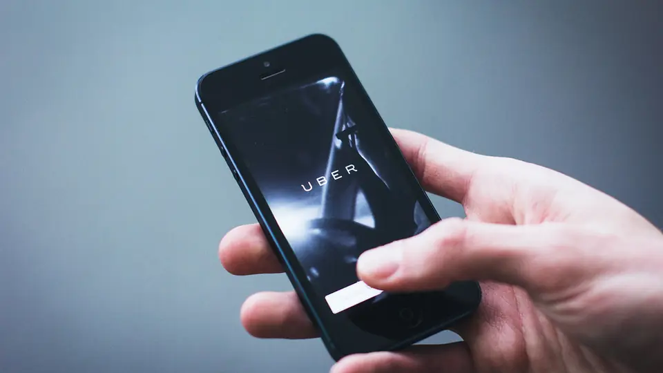 Un smartphone en main pour choisir une application de rencontre