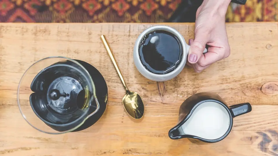 Deux cafés sur une table en bois, le décor d'un premier rendez-vous