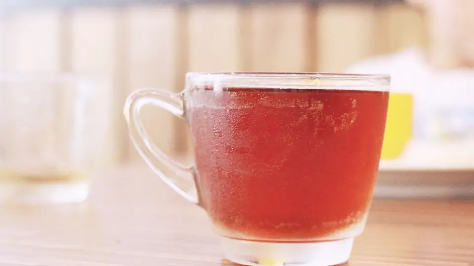 Une tasse de thé posée sur une table, un moment calme et privé