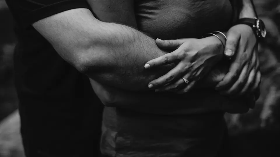 Plan cul suisse en toute confiance: un couple qui s’enlace, photo en noir et blanc